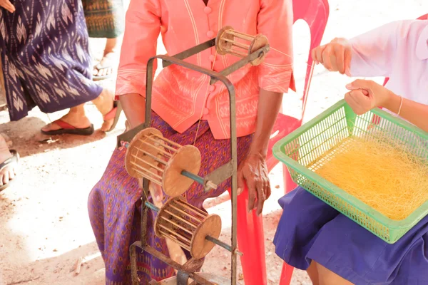 Frauen demonstrieren die Herstellung von Seidenfäden — Stockfoto