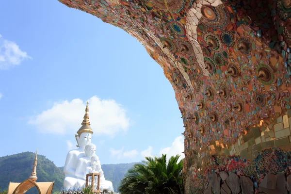 Vit staty av Buddha med blå himmel i templet — Stockfoto