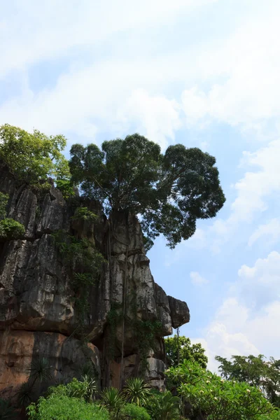 Montanha de pedra com céu azul bonito — Fotografia de Stock