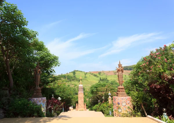 タイの寺院の階段の昇り降り — ストック写真