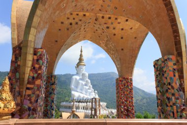 Beyaz Buda heykeli mavi gökyüzü Tapınağı ile