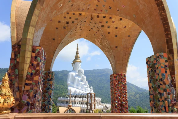 Vit staty av Buddha med blå himmel i templet — Stockfoto