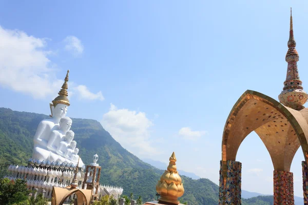 Vit staty av Buddha med blå himmel i templet — Stockfoto