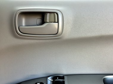 Araba kapısı açma aygıtları