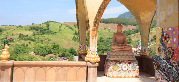 Tapınakta altın Buda heykelleri — Stok fotoğraf