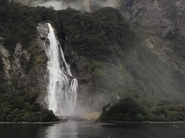 Cachoeira de altas montanhas — Fotografia de Stock