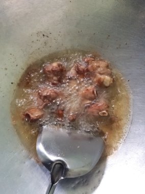 bir tavada kızarmış domuz eti