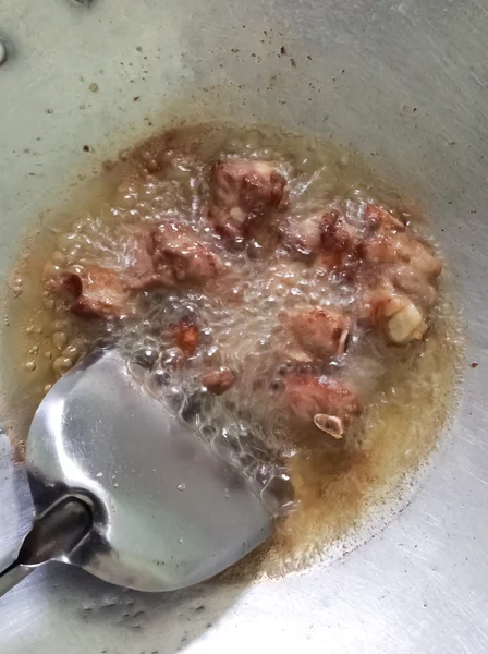 Porc frit dans une poêle — Photo