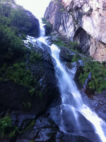 Водопад с высоких гор — стоковое фото