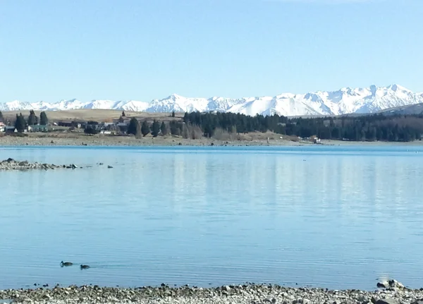 Lago con montagne coperte di neve — Foto Stock