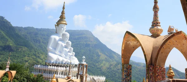 Vit staty av Buddha med blå himmel i templet — Stockfoto