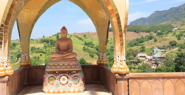 Zlaté sochy Buddhy v chrámu — Stock fotografie