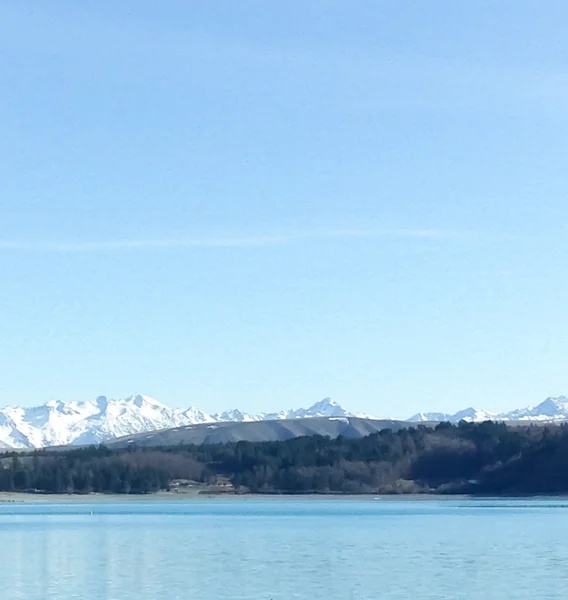 Lago con montagne coperte di neve — Foto Stock