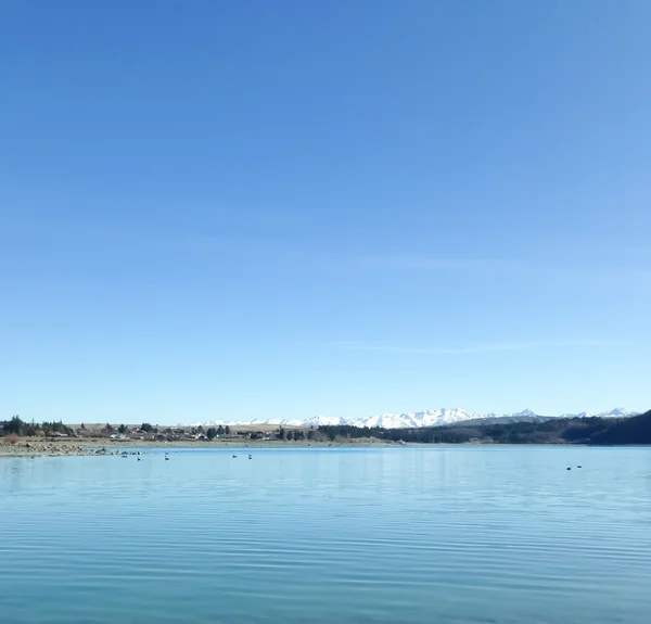 Jezero s hory pokryté sněhem — Stock fotografie