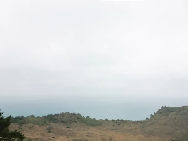 Cráter con mar azul en la isla de Jeju Corea del Sur — Foto de Stock