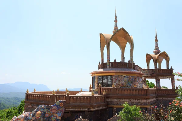 Świątynia z pięknym widokiem w Tajlandii — Zdjęcie stockowe