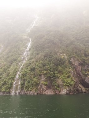Yüksek dağlardan şelale