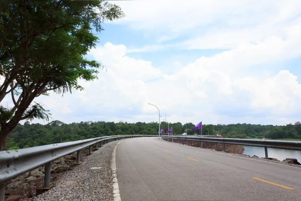 Road on the the dam ridge — Stock Photo, Image