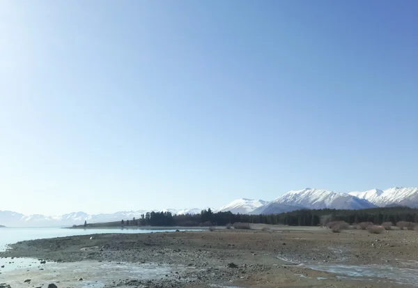 Lago con montañas cubiertas de nieve — Foto de Stock