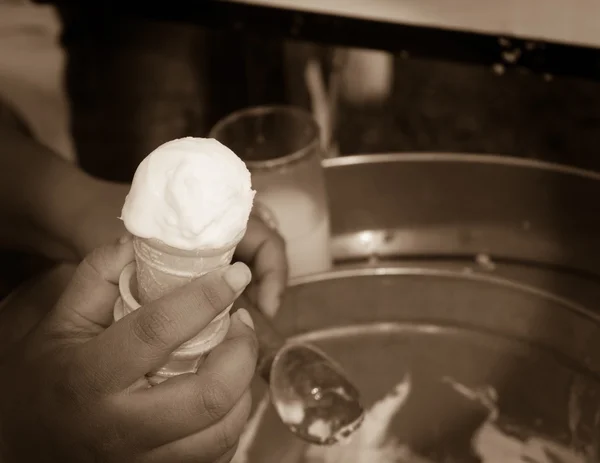 Helado en la mano (Estilo retro ) —  Fotos de Stock