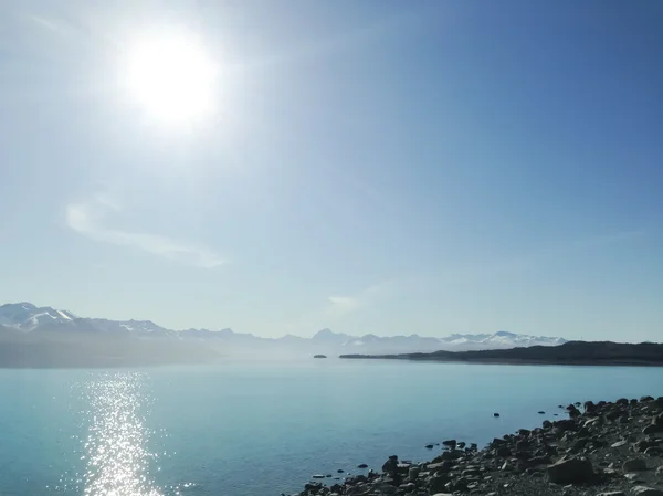 Jezero s hory pokryté sněhem — Stock fotografie