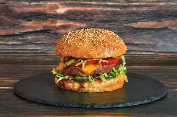 Peynirli domates ve salatalıklı hamburger.