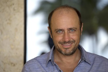 Yakışıklı erkek portresi