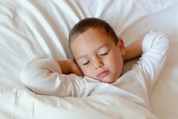 Criança dormindo na cama — Fotografia de Stock