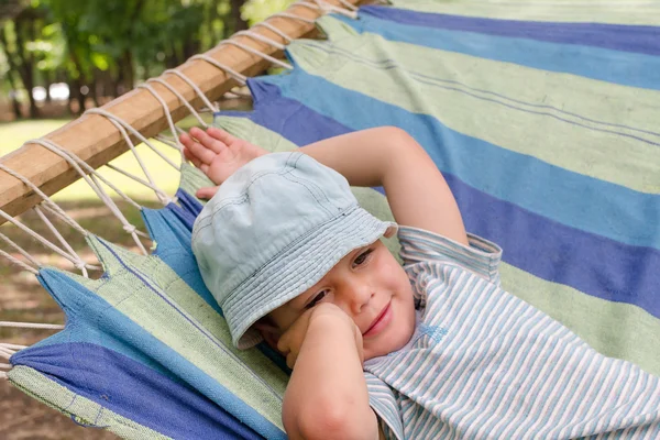 Barnet vilar i hängmatta — Stockfoto