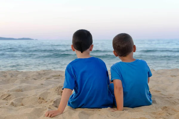 Crianças em uma praia — Fotografia de Stock