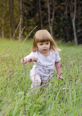 Uzun otların içinde çocuk