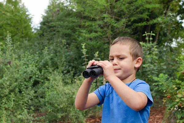 Dítě s dalekohledem — Stock fotografie