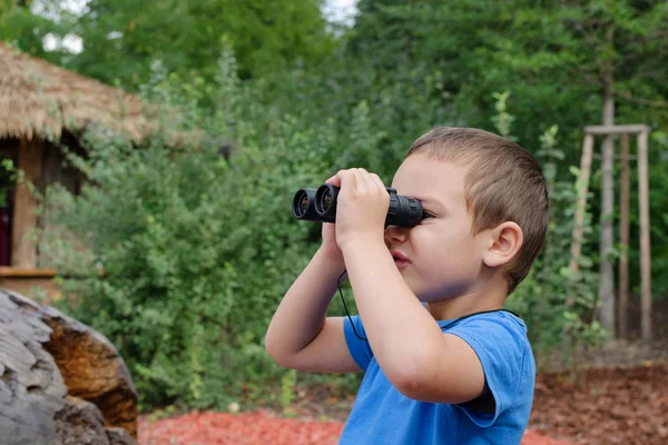 Enfant avec jumelles — Photo