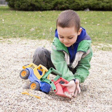 Oyuncak digger ile oynayan çocuk