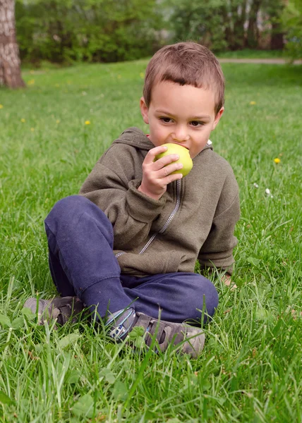 Barnet äta äpple — Stockfoto