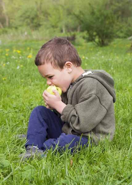 Barnet äta äpple — Stockfoto