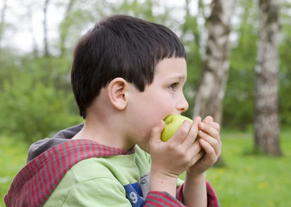 Kind eten apple — Stockfoto