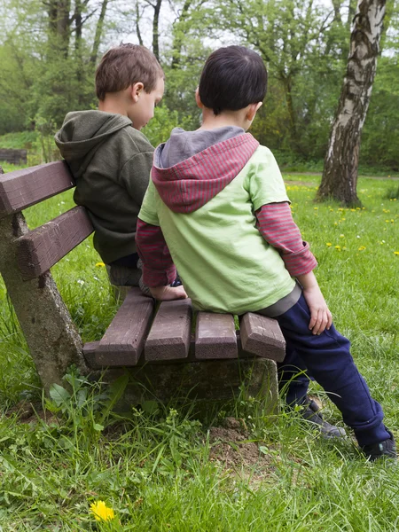 Children on bench in park — Stock Photo, Image