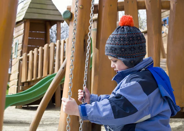 Kind auf Spielplatz im Park — Stockfoto