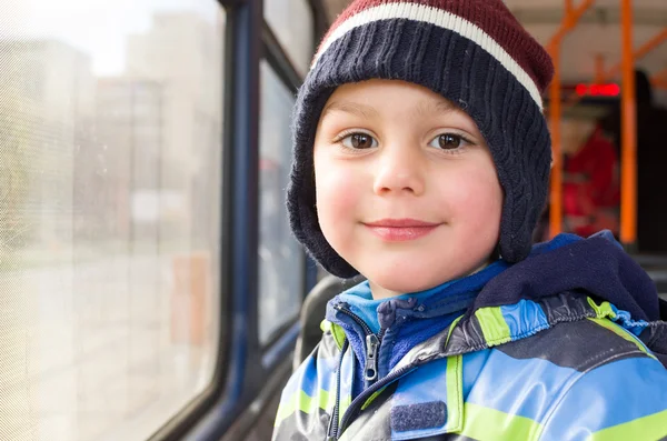 Criança viajando em ônibus público — Fotografia de Stock
