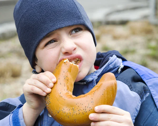 Child eating on street — Stock Photo, Image