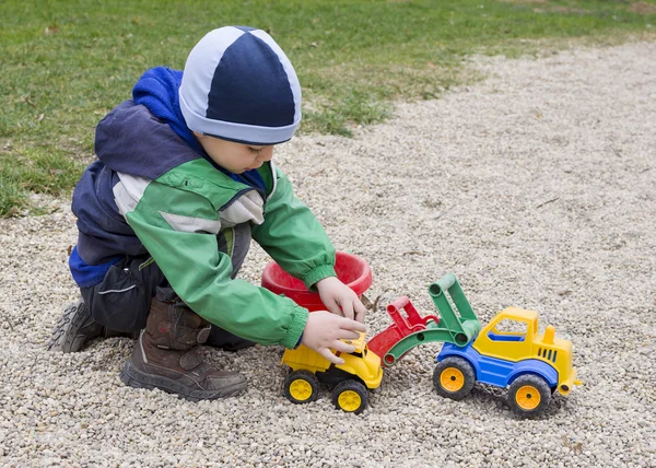 Niño jugando con excavadora de juguetes — Foto de Stock