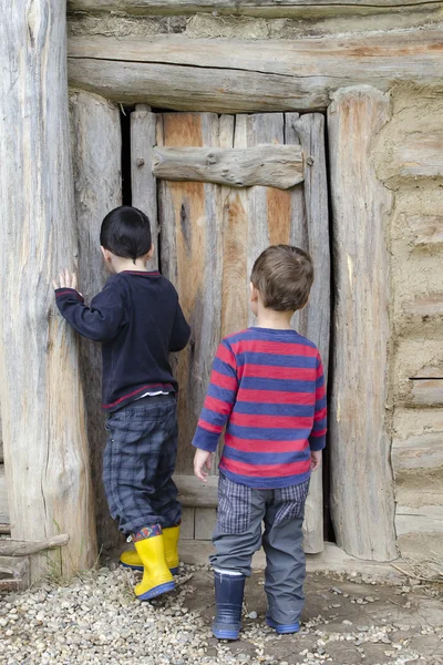 Children at barn door — Stock Photo, Image