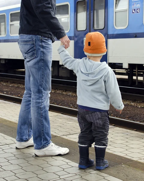 Pai e criança na estação de trem — Fotografia de Stock