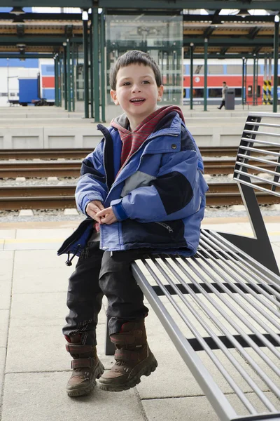 Child at train station — Stock Photo, Image