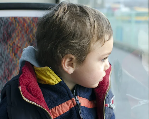 Bambino in autobus — Foto Stock