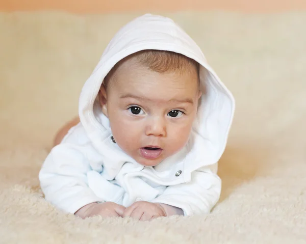 Lindo bebé arrastrándose — Foto de Stock