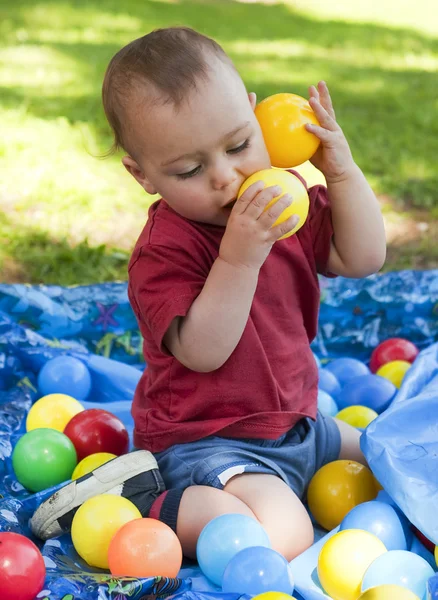 Niño jugando con pelotas —  Fotos de Stock