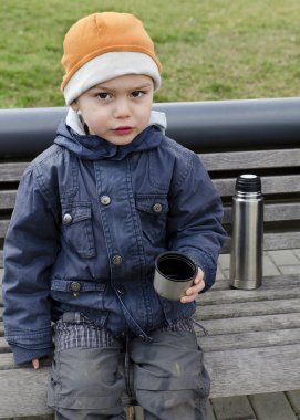 Balon çocuk içme çay. 