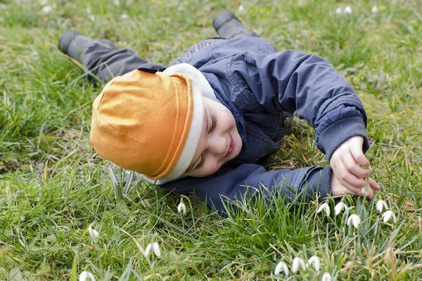 Child and snowdrops — Stock Photo, Image